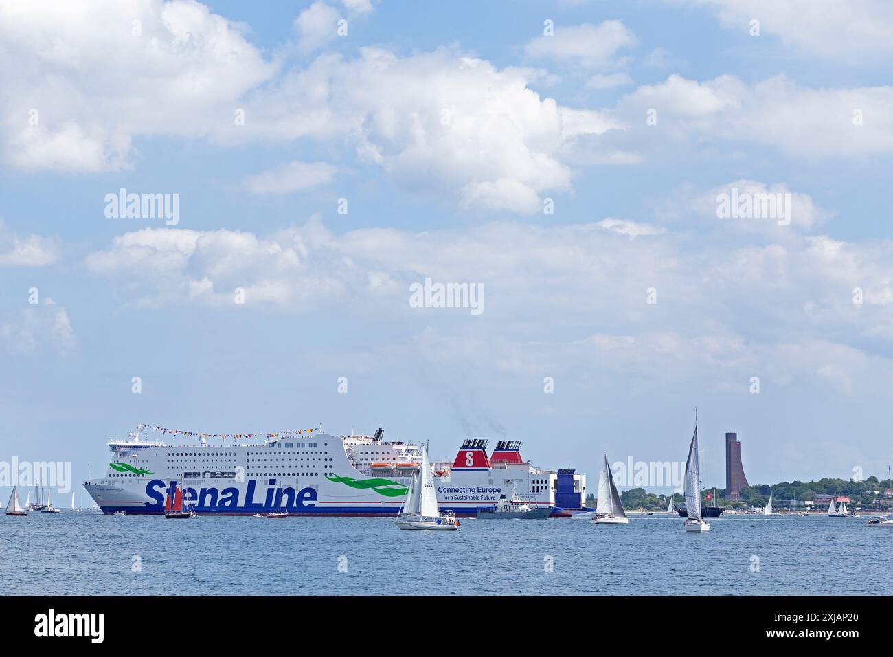 Traghetto Stena Line, barche a vela, nuvole, Navy Memorial, Laboe, Kiel Week, Kiel Fjord, Kiel, Schleswig-Holstein, Germania Foto Stock