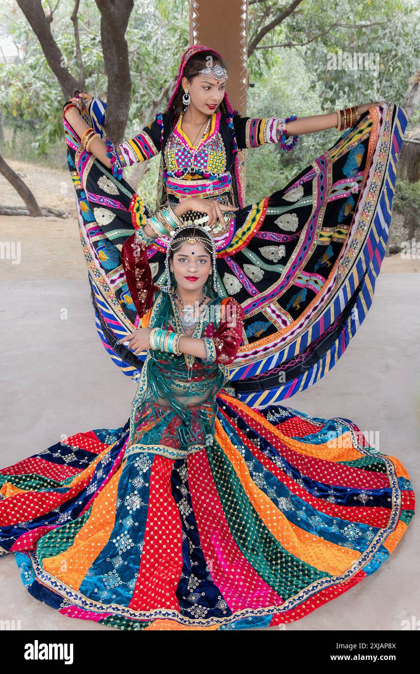 giovani ragazze indiane in tradizionale abbigliamento rajasthani con sfondo sfocato da diverse angolazioni Foto Stock