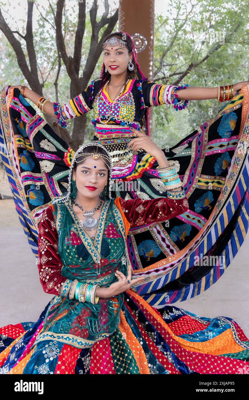 giovane ragazza indiana in tradizionale abbigliamento rajasthani con sfondo sfocato da diverse angolazioni Foto Stock