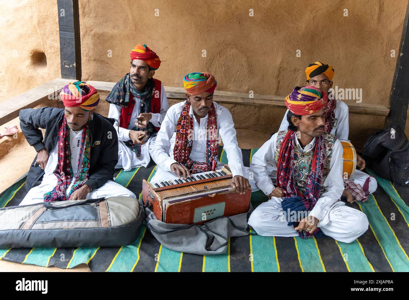 Un gruppo di persone indiane del rajasthan che si esibiscono con uno spettacolo musicale locale con un'immagine strumentale tradizionale viene scattato allo shilpgram udaipur rajasthan india il giorno di novembre Foto Stock