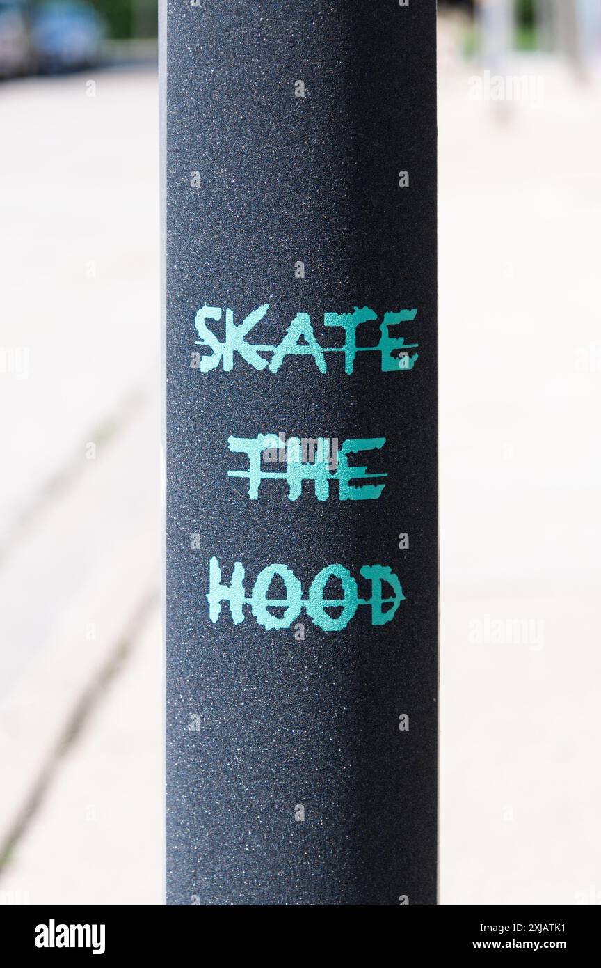 Asta luminosa verniciata con "skate the Hood" Foto Stock