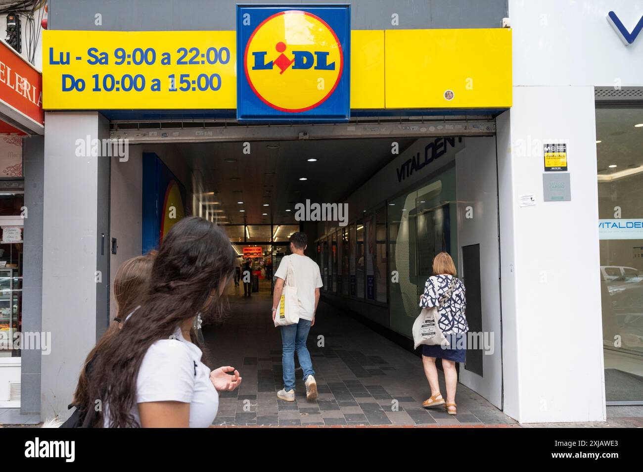 Madrid, Spagna. 17 luglio 2024. I clienti vengono visti al supermercato tedesco della catena internazionale di sconti Lidl, in Spagna. (Foto di Xavi Lopez/SOPA Images/Sipa USA) credito: SIPA USA/Alamy Live News Foto Stock