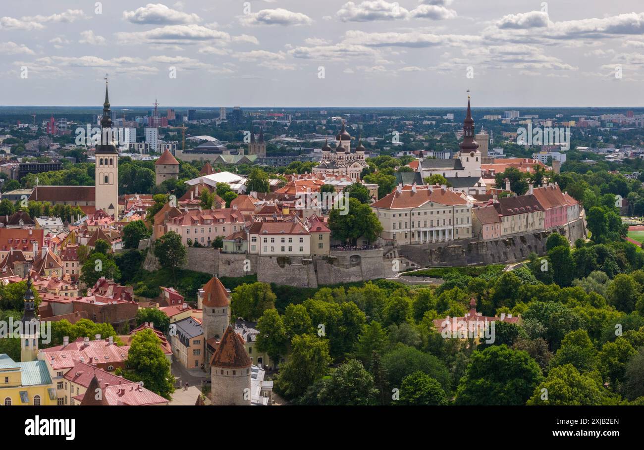 Foto aerea con drone della città vecchia di Tallinn in Estonia Foto Stock