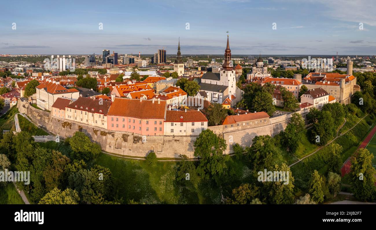 Foto aerea con drone della città vecchia di Tallinn in Estonia Foto Stock