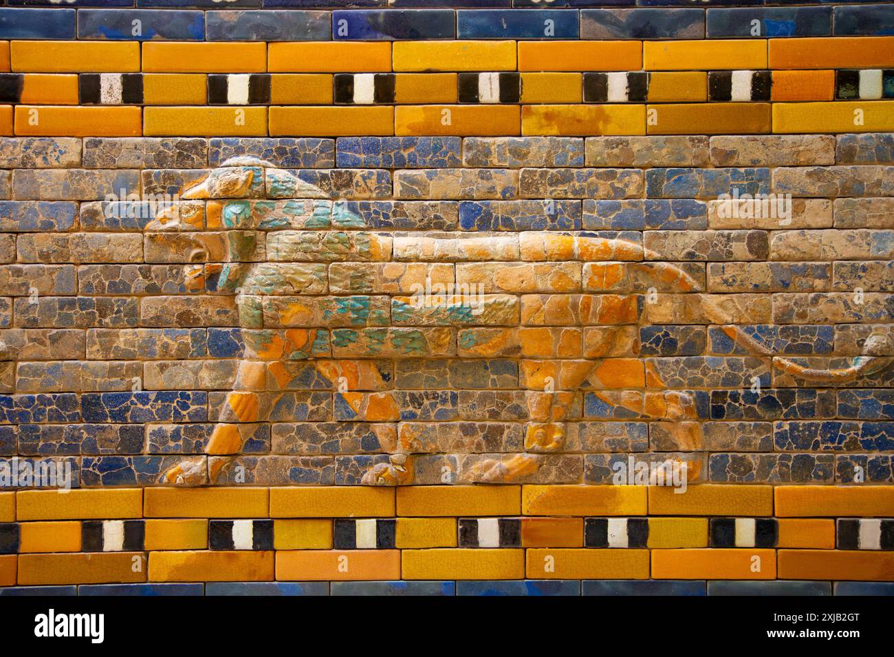 Primo piano di una parete in mattoni smaltati della via processuale di Babilonia che mostra un leone che cammina. Museo di Pergamon, Berlino. Germania. Foto Stock