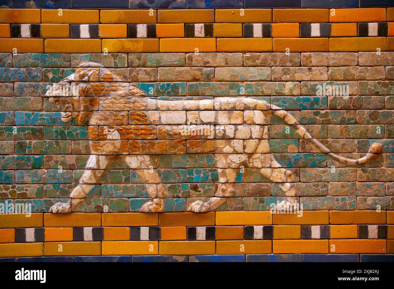 Primo piano di una parete in mattoni smaltati della via processuale di Babilonia che mostra un leone che cammina. Museo di Pergamon, Berlino. Germania. Foto Stock