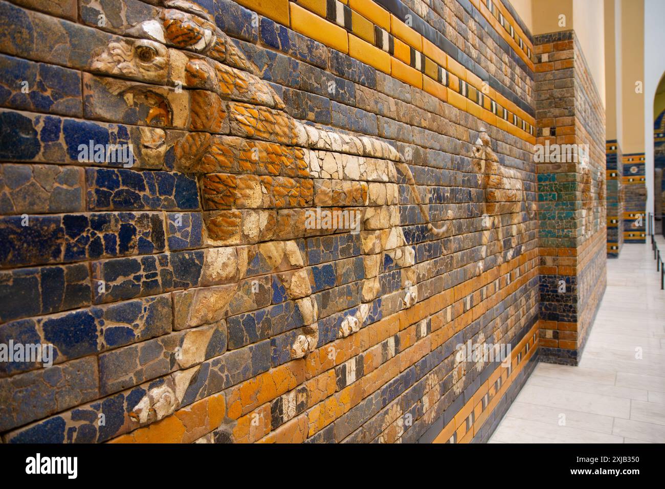 Parete in mattoni smaltati della via processionale di Babilonia. Museo di Pergamon, Berlino. Germania. Foto Stock