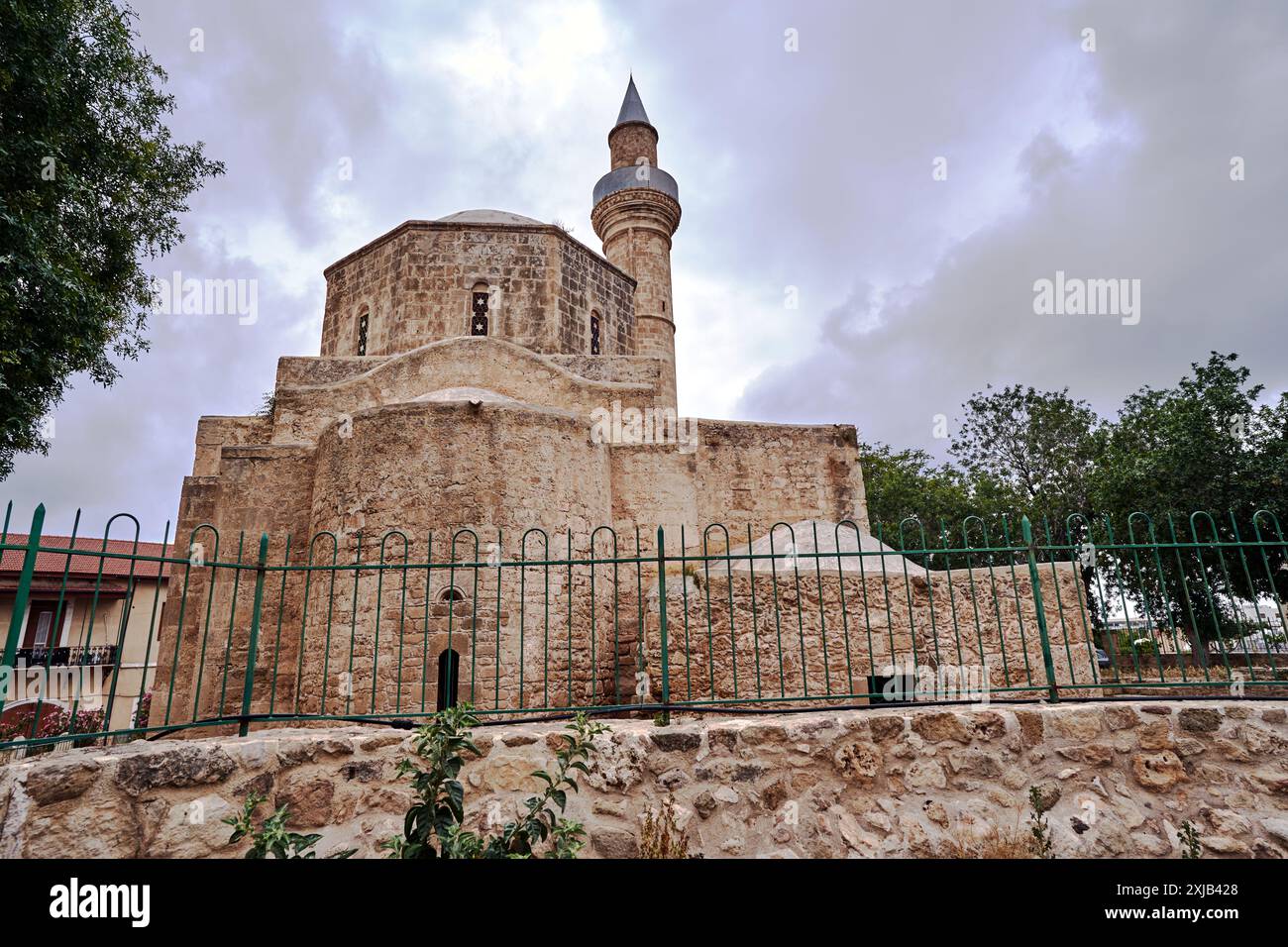 Una chiesa medievale in pietra convertita in moschea a Paphos, Repubblica di Cipro Foto Stock