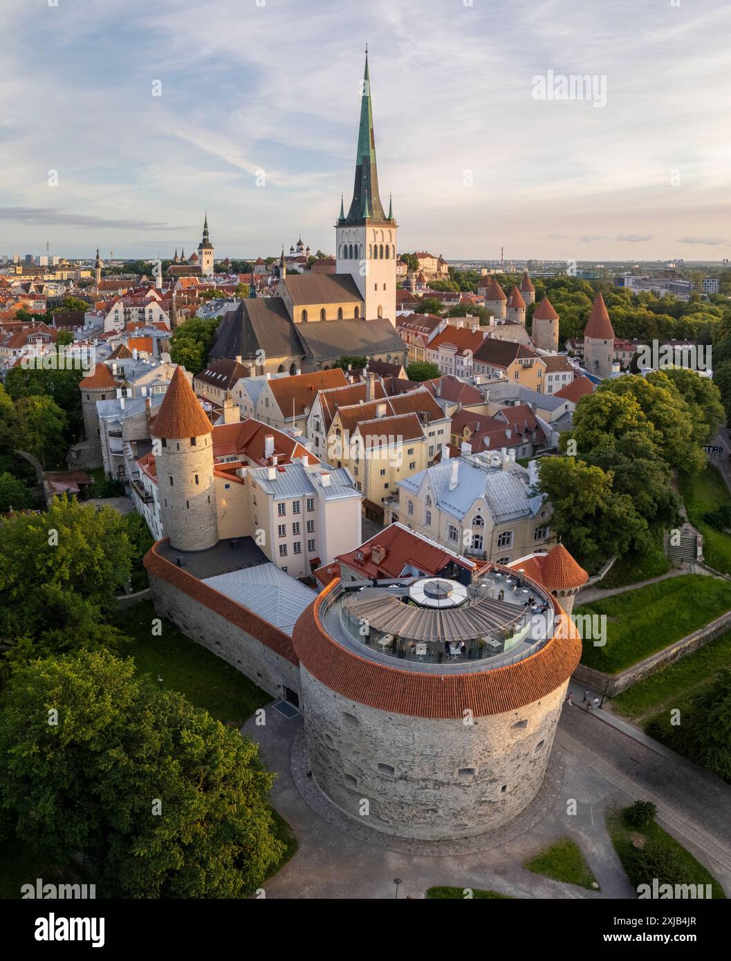 Foto aerea con drone della città vecchia di Tallinn in Estonia Foto Stock