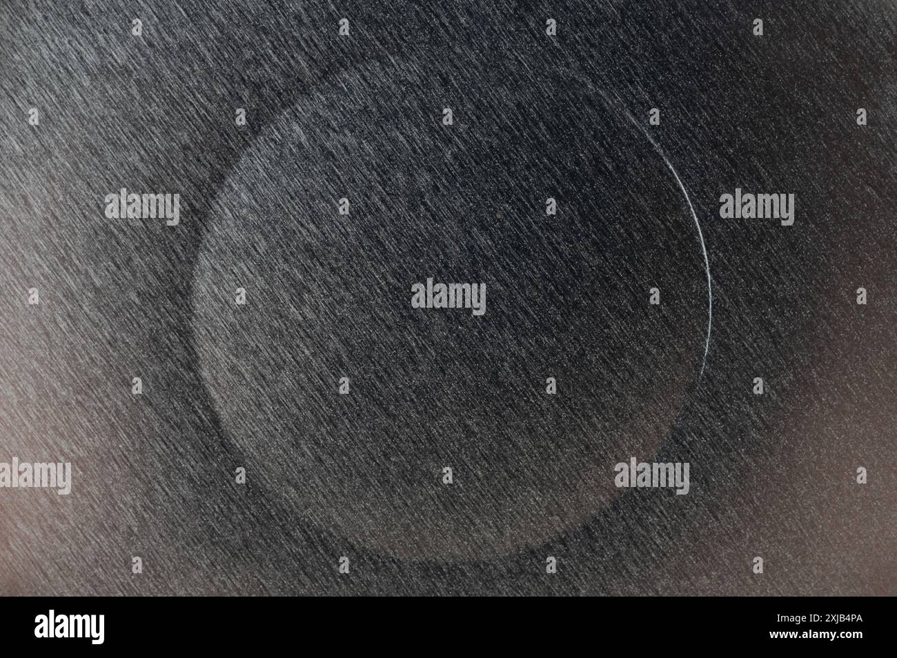 Timbro circolare in metallo su una macro di sfondo lucidato per vista ravvicinata Foto Stock