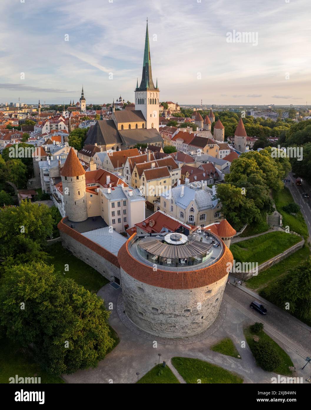 Foto aerea con drone della città vecchia di Tallinn in Estonia Foto Stock
