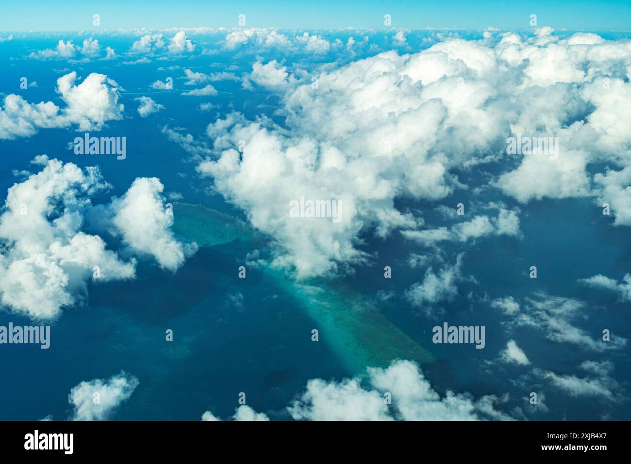 Vista aerea sulla grande Barriera Corallina durante il tragitto da Cairns a Lizard Island, Australia. La grande Barriera Corallina è la barriera corallina più grande del mondo Foto Stock