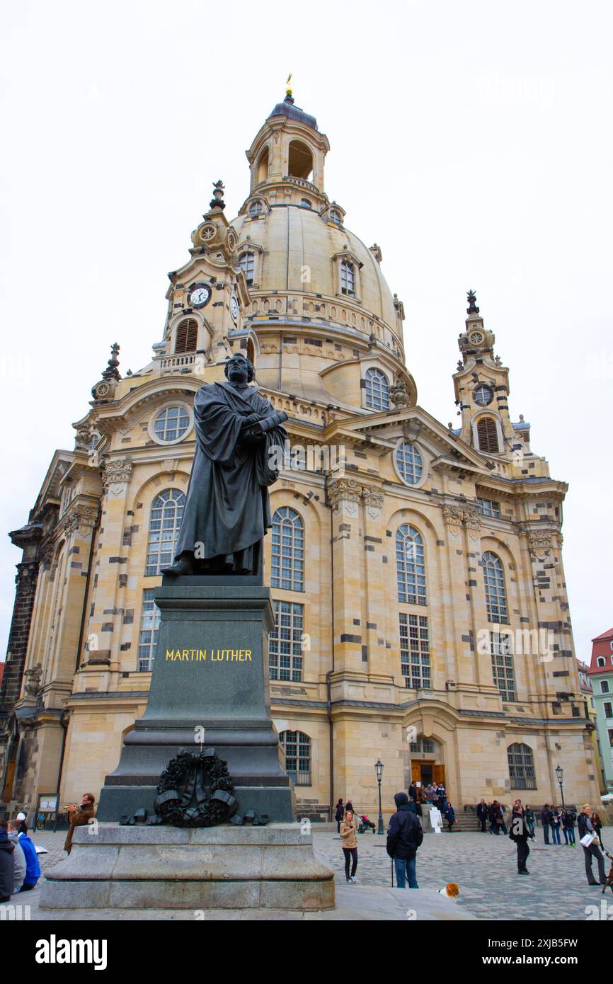 Frauenkirche o Chiesa di nostra Signora. Chiesa luterana con statua di Martin Lutero in primo piano. Dresda, Sassonia, Germania. Foto Stock