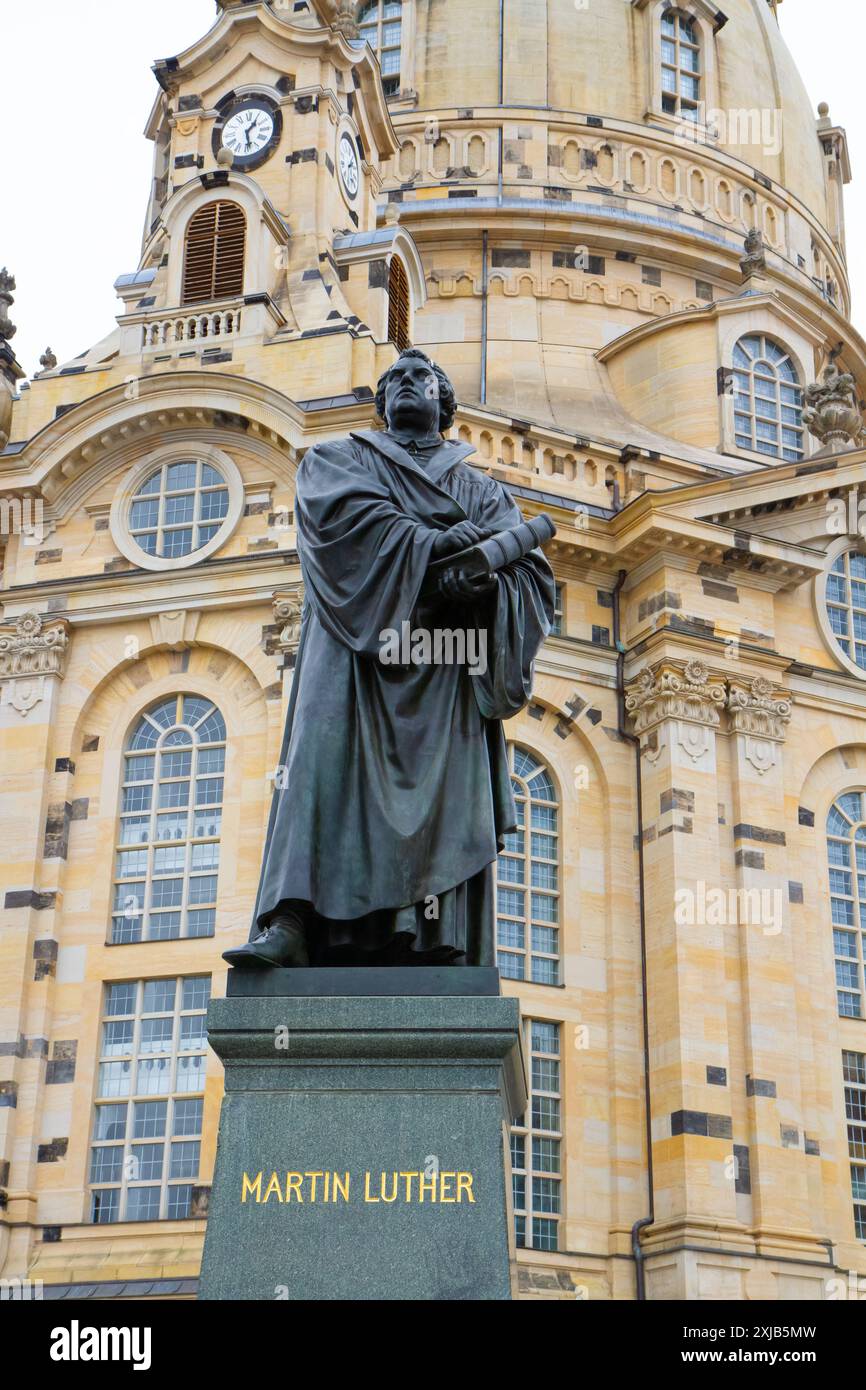 Statua di Martin Lutero con Frauenkirche o Chiesa di nostra Signora, chiesa luterana sullo sfondo. Dresda, Sassonia, Germania. Foto Stock