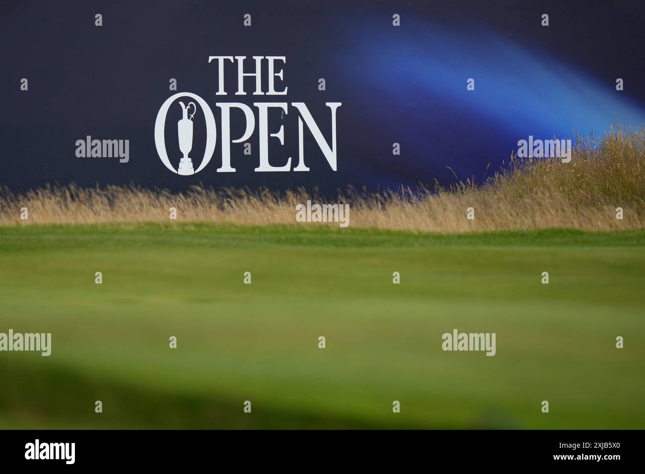 17 luglio 2024; Royal Troon Golf Club, Troon, South Ayrshire, Scozia; Open Championship Practice Day 3; Una vista generale di R&amp;Un logo sul 18th fairway Foto Stock