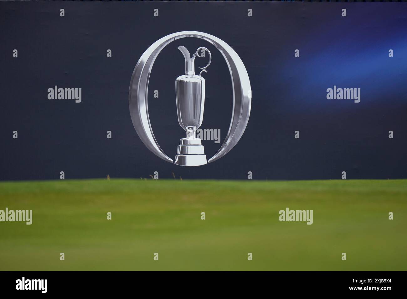 17 luglio 2024; Royal Troon Golf Club, Troon, South Ayrshire, Scozia; Open Championship Practice Day 3; Una vista generale di R&amp;Un logo sul 18th fairway Foto Stock