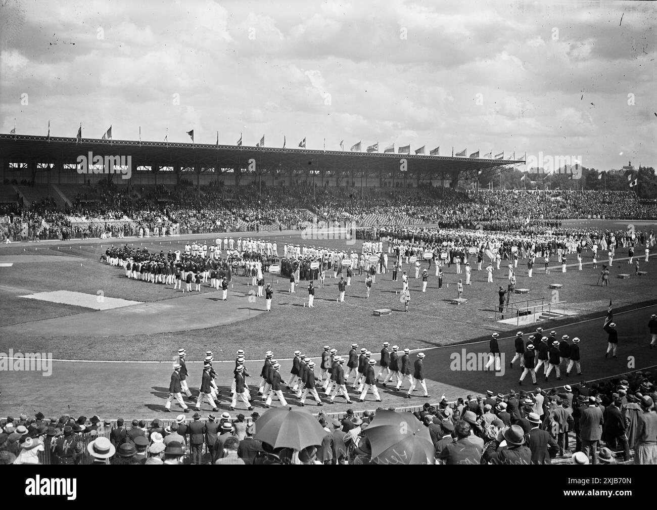 Cerimonia di apertura delle Olimpiadi di Parigi 1924 - la cerimonia di apertura delle Olimpiadi di Parigi 1924 si è svolta allo Stadio Olimpico di Colombes (ora stadio Yves-du-Manoir) il 5 luglio 1924 Foto Stock