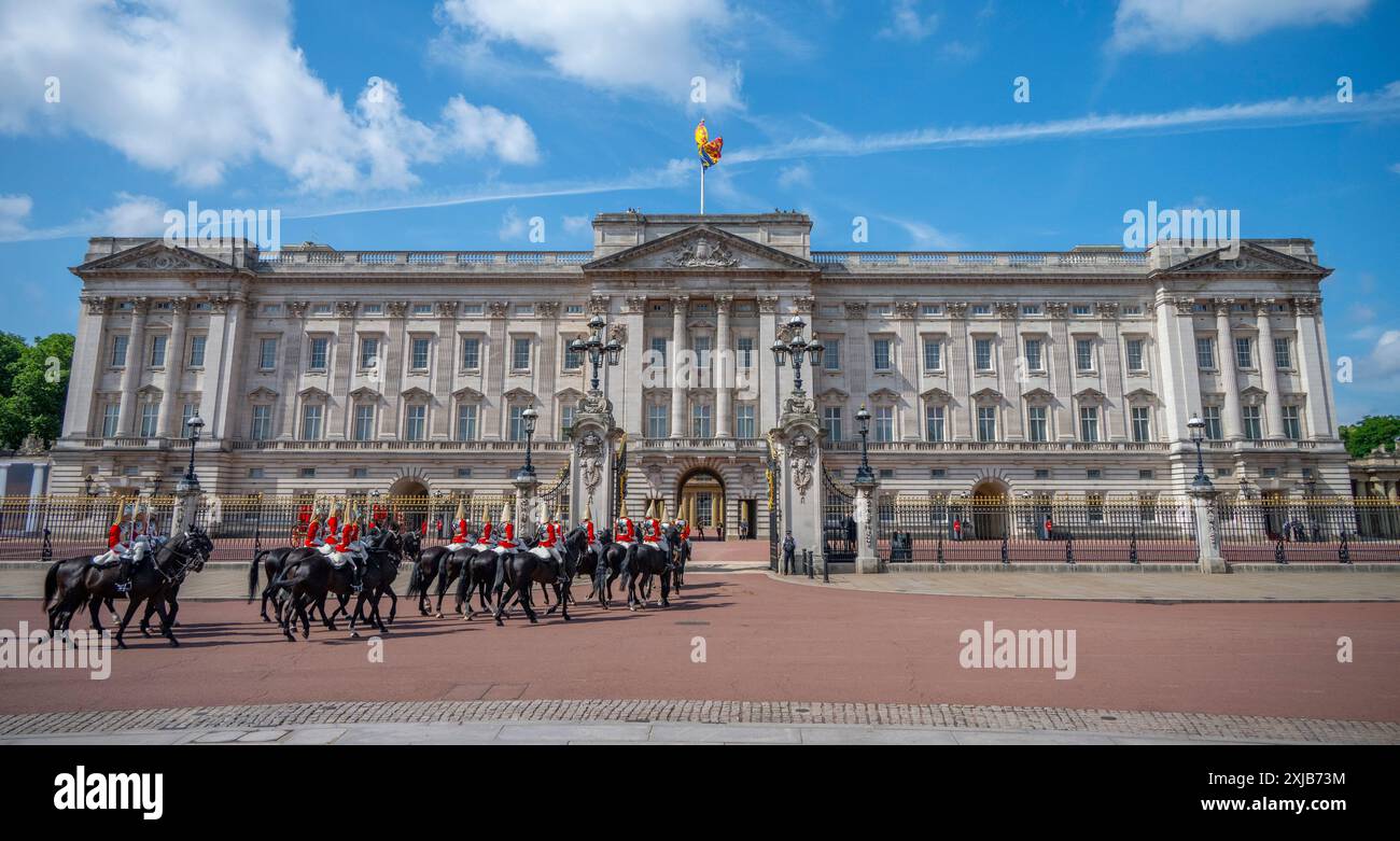 Westminster, Londra, Regno Unito. 17 luglio 2024. Re Carlo III partecipa all'apertura statale del Parlamento e presenta il discorso del re, segnando formalmente la nuova sessione del Parlamento. La cerimonia storica è circondata da sfarzo, tradizione e colori. La Escort of Household Cavalry del sovrano entra a Buckingham Palace dove vola il Royal Standard. Crediti: Malcolm Park/Alamy Foto Stock