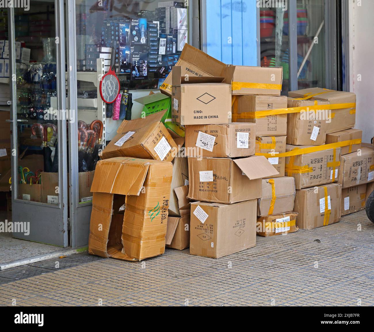 Atene, Grecia - 4 maggio 2015: Scatole di cartone confezioni di merci fabbricate in Cina davanti al negozio di elettronica nel centro di Capital City. Foto Stock