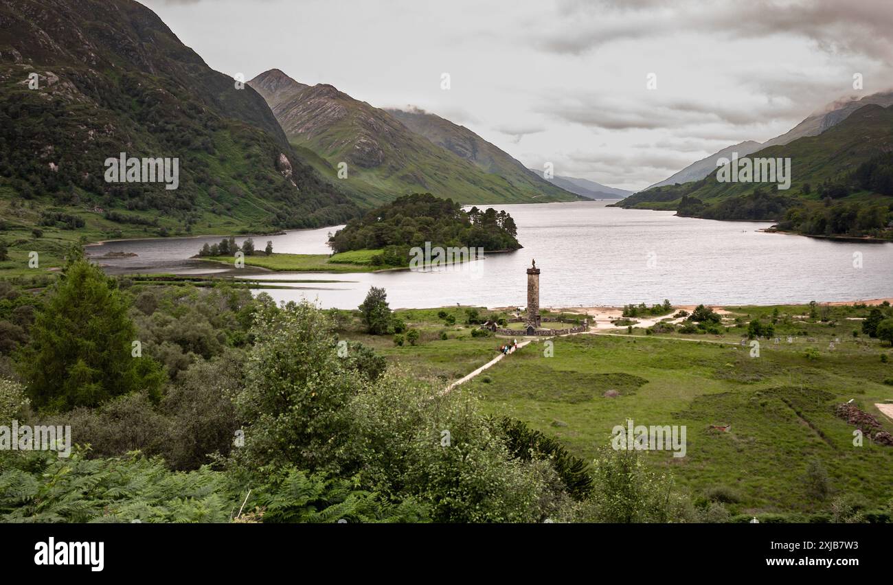 07.18.2021, Scozia, Regno Unito: Veduta del Loch Shiel e del Monumento Giacobita circondati da montagne e vegetazione nelle Highlands scozzesi Foto Stock