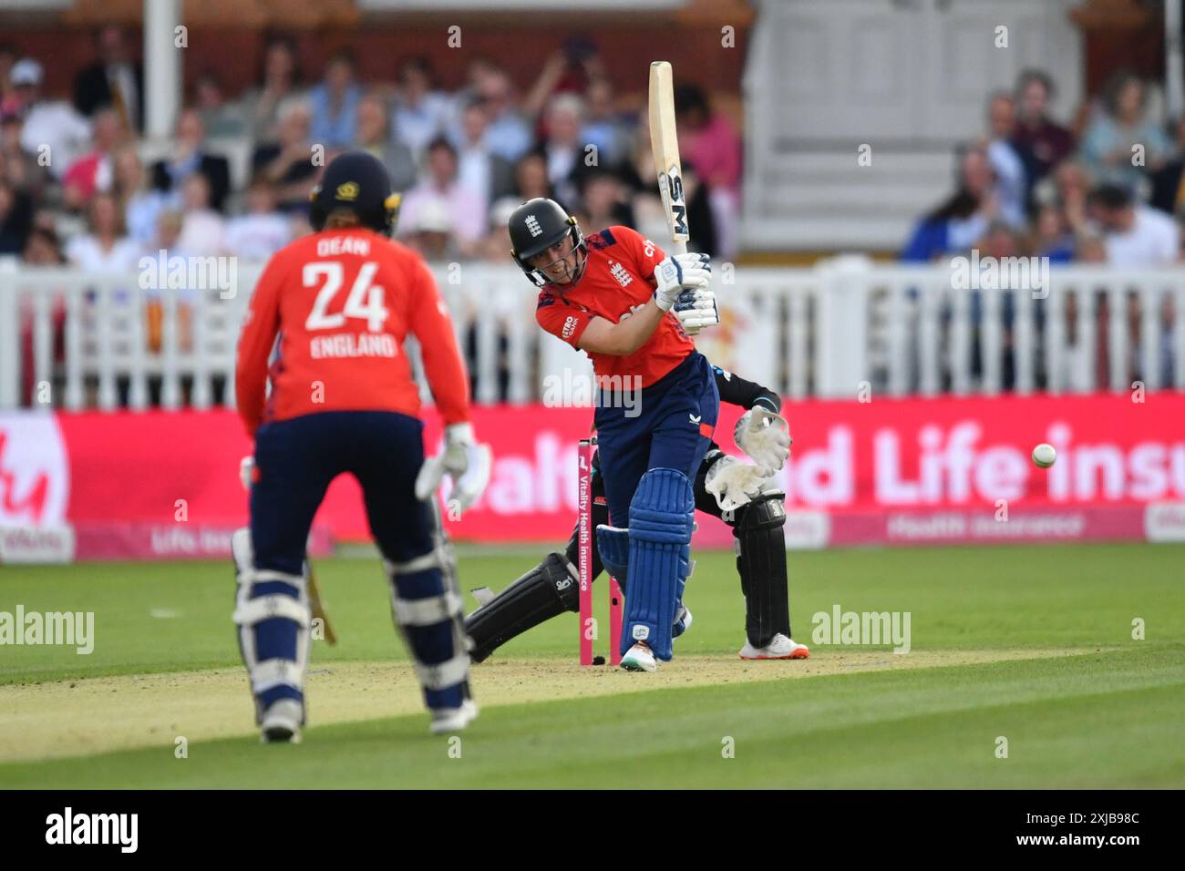 Londra, Inghilterra. 17 luglio 2024. Heather Knight batte per l'Inghilterra durante la quinta Vitality IT20 tra le donne inglesi e le donne neozelandesi al Lord's Cricket Ground di Londra. Kyle Andrews/Alamy Live News Foto Stock