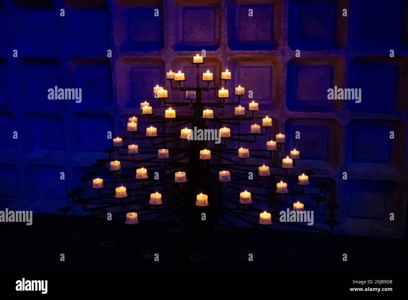 Candele commemorative all'interno della nuova chiesa. Kaiser Wilhelm Memorial Church. Berlino, Germania. Foto Stock