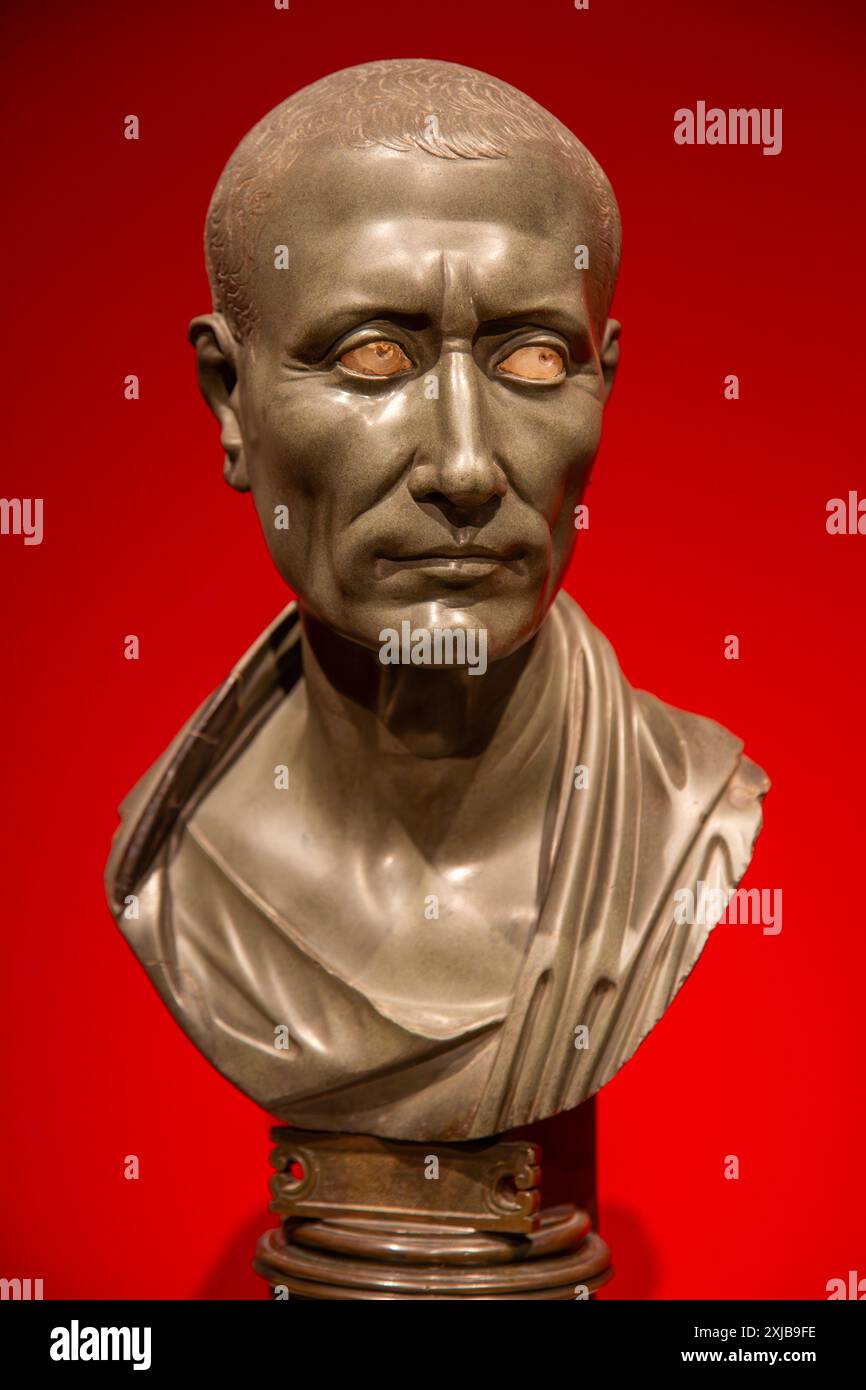 Busto di Giulio Cesare soprannominato "Cesare verde". Altes Museum (Museo Vecchio). Berlino, Germania. Foto Stock