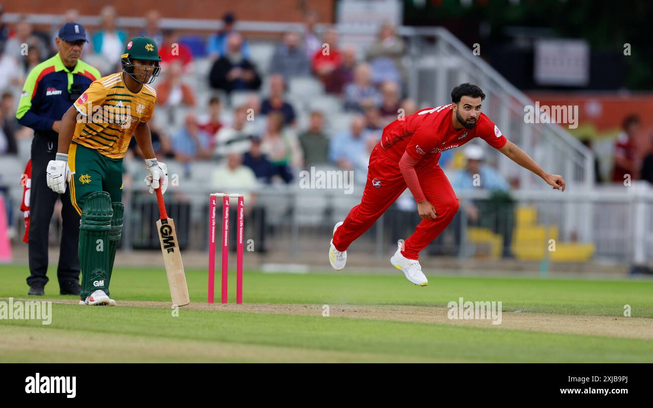 17 luglio 2024; Emirates Old Trafford Cricket Ground, Manchester, Inghilterra; Vitality Blast T20 League Cricket, Lancashire Lightning contro Nottinghamshire Outlaws; Saqib Mahmood del Lancashire Lightning bowling Foto Stock