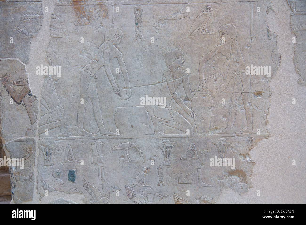 Frammenti di muro raffiguranti la vita quotidiana nell'Antico Regno d'Egitto. Originariamente nel Tempio del Sole di Nyuserre INI. Museo Egizio. Berlino, Germania. Foto Stock
