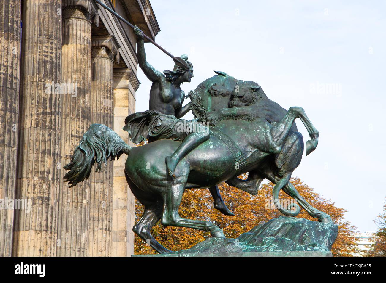 Statua equestre in bronzo Amazone zu Pferde di August Kiss, installata all'esterno del Museo Altes di Berlino, Germania. Foto Stock