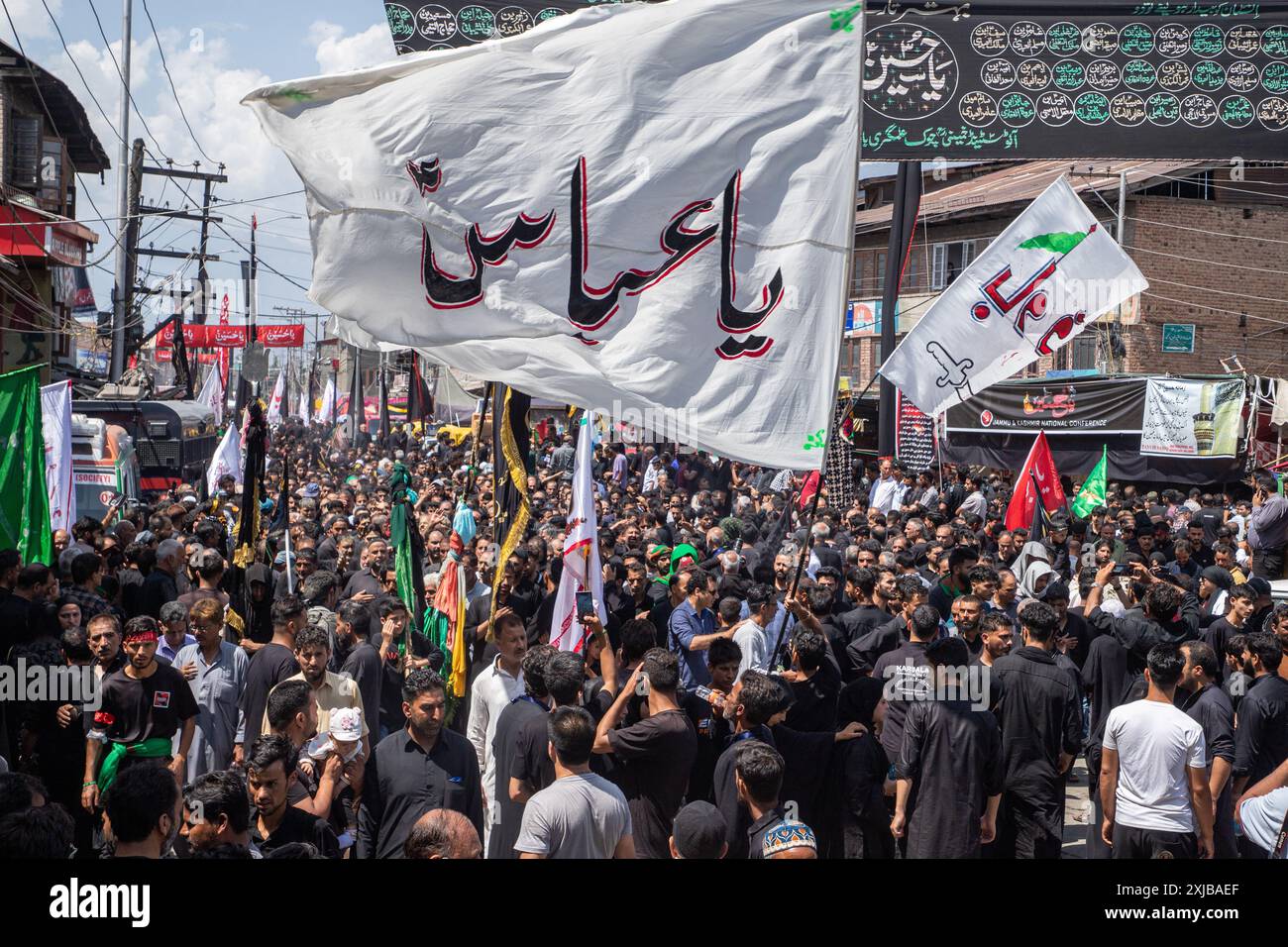 Srinagar, India. 17 luglio 2024. I lutti musulmani sciiti prendono parte a una processione religiosa il decimo giorno di Ashura nel mese islamico di Muharram. Ashura o (decimo giorno di Muharram) segna il martirio dell'Imam Hussain, nipote del profeta Maometto e dei suoi parenti più stretti che furono uccisi nella battaglia di Karbala in Iraq nel VII secolo. Credito: SOPA Images Limited/Alamy Live News Foto Stock