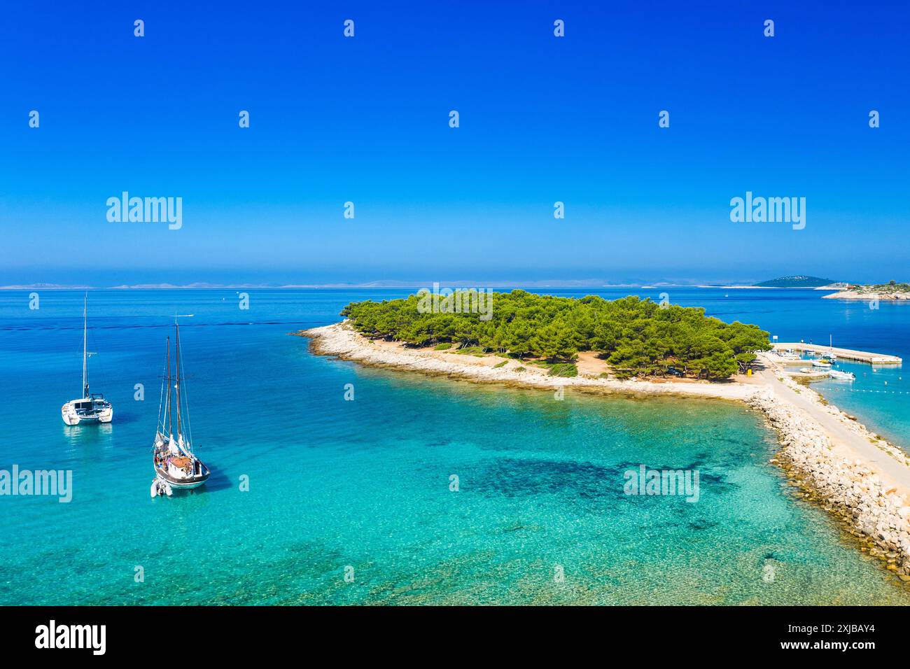 Isole incredibili nell'arcipelago di Murter in Dalmazia, Croazia Foto Stock