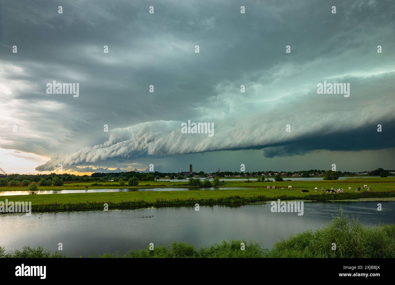 Cielo tempestoso con nuvole di scaffale sul fiume Waal vicino a Zaltbommel, Paesi Bassi Foto Stock