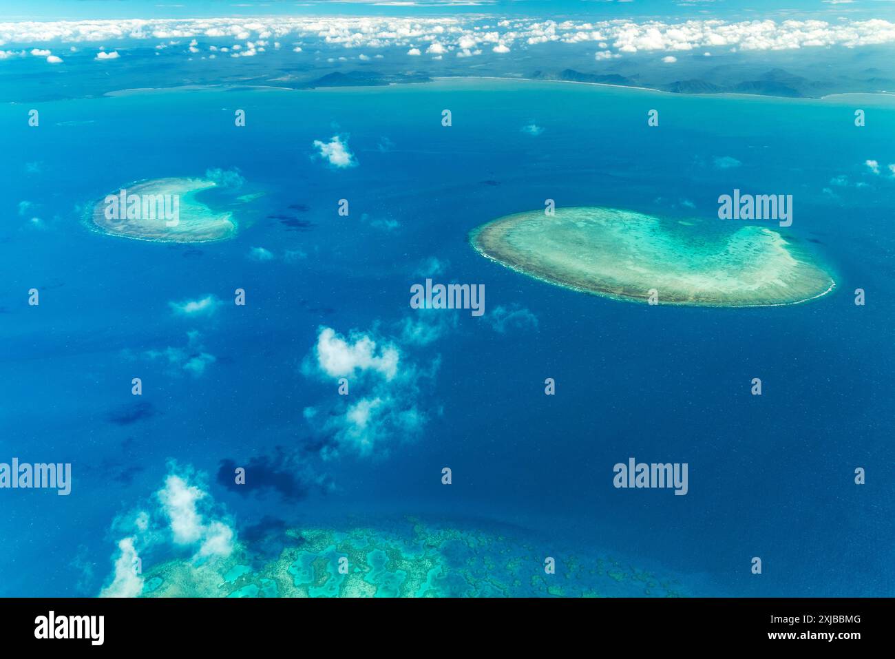 Vista aerea sulla grande Barriera Corallina durante il tragitto da Cairns a Lizard Island, Australia. La grande Barriera Corallina è la barriera corallina più grande del mondo Foto Stock