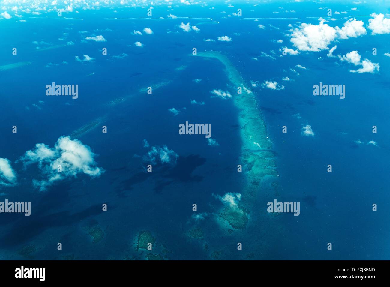 Vista aerea sulla grande Barriera Corallina durante il tragitto da Cairns a Lizard Island, Australia. La grande Barriera Corallina è la barriera corallina più grande del mondo Foto Stock