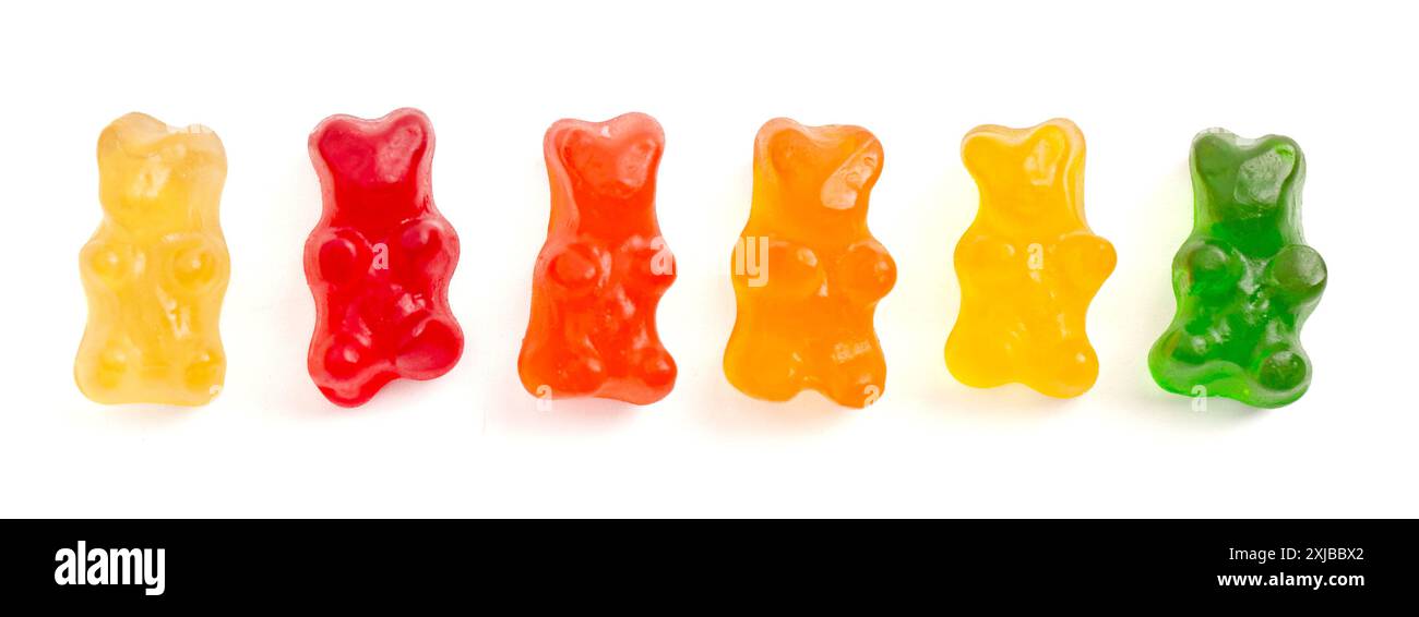 Caramelle gommose a forma di orso colorato dolce arcobaleno isolate su sfondo bianco Foto Stock