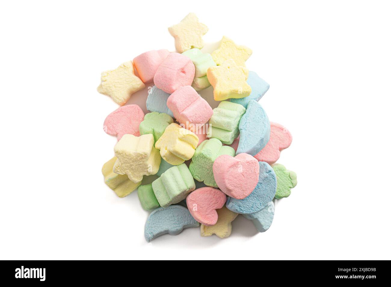 Marshmallow secchi e croccanti a forma di ciondoli fortunati isolati su sfondo bianco Foto Stock