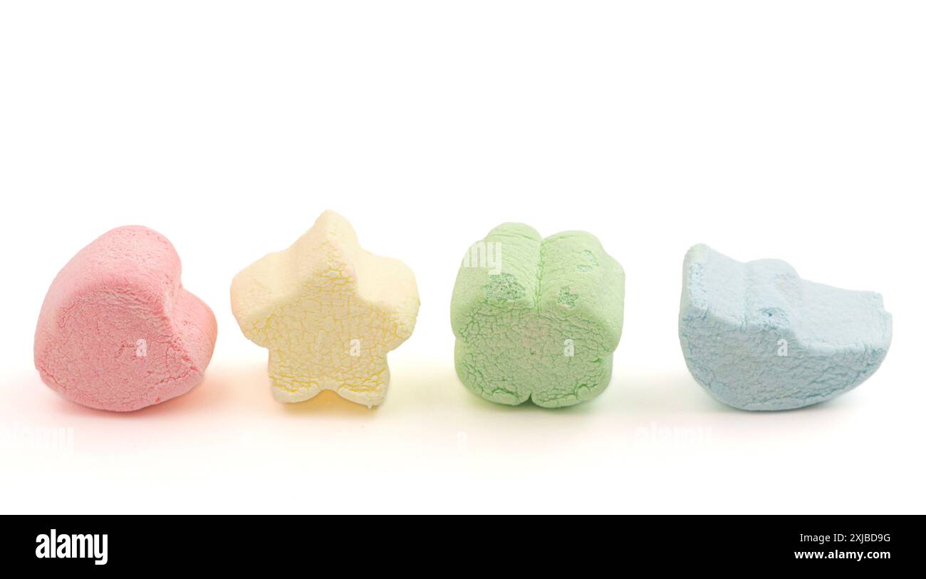 Marshmallow secchi e croccanti a forma di ciondoli fortunati isolati su sfondo bianco Foto Stock