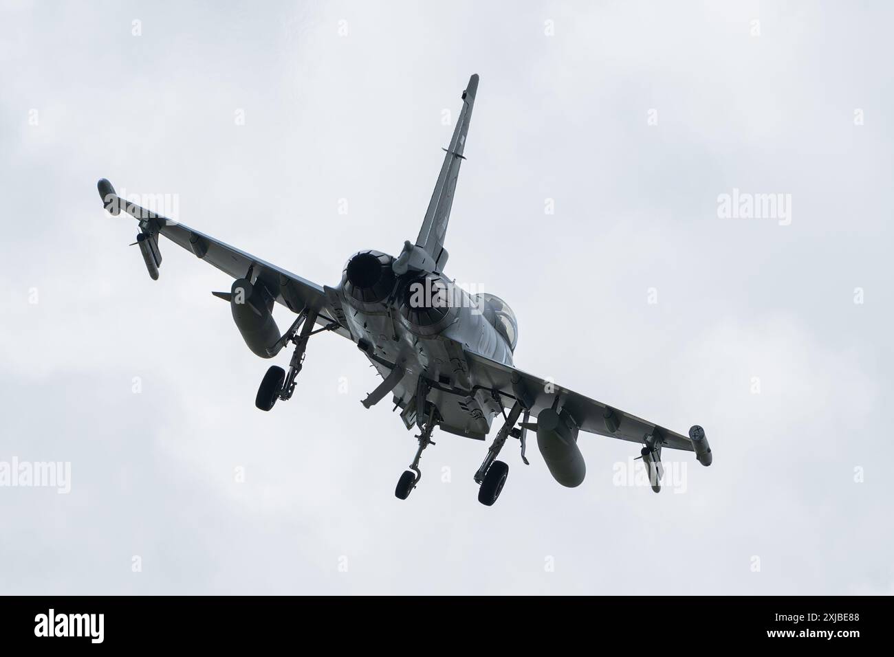 Eurofighter Typhoon del Qatar Emiri Air Force arriva durante il Royal International Air Tattoo 2024 Arrivals Day presso RAF Fairford, Cirencester, Regno Unito, 17 luglio 2024 (foto di Cody Froggatt/News Images) Foto Stock