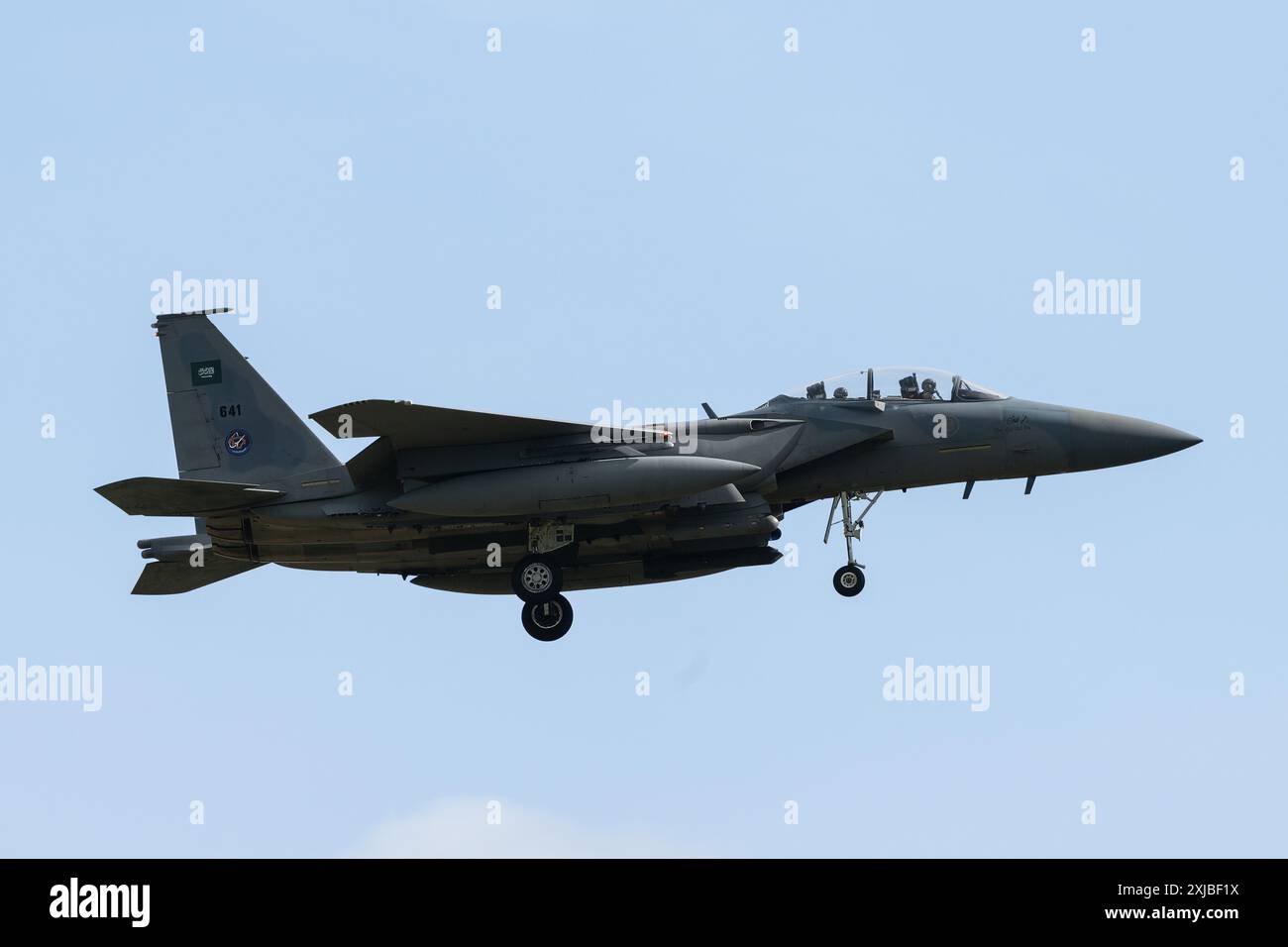 Boeing F-15SA Eagle of 6 SQUADRON Royal Saudi Air Force arriva durante il Royal International Air Tattoo 2024 Arrivals Day presso RAF Fairford, Cirencester, Regno Unito, 17 luglio 2024 (foto di Cody Froggatt/News Images) Foto Stock