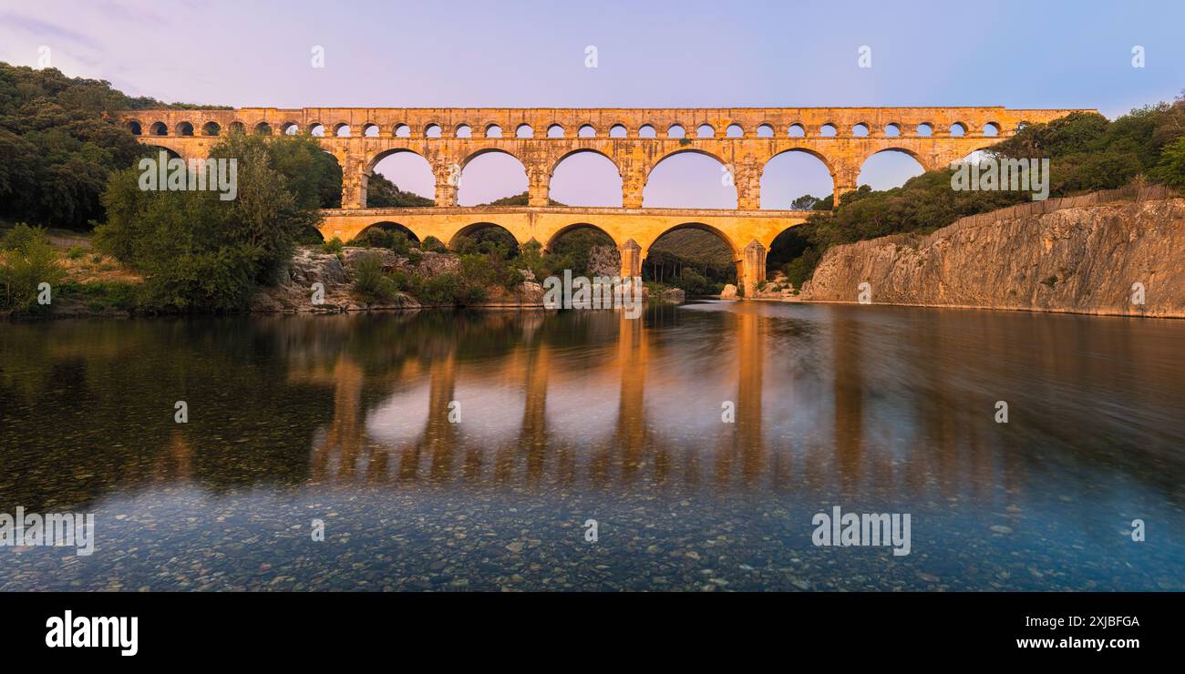 Un sole panoramico 2:1 a Pont Du Gard, un acquedotto romano sul fiume Gardon, che fu poi ampliato in un ponte. La struttura si trova vicino Foto Stock