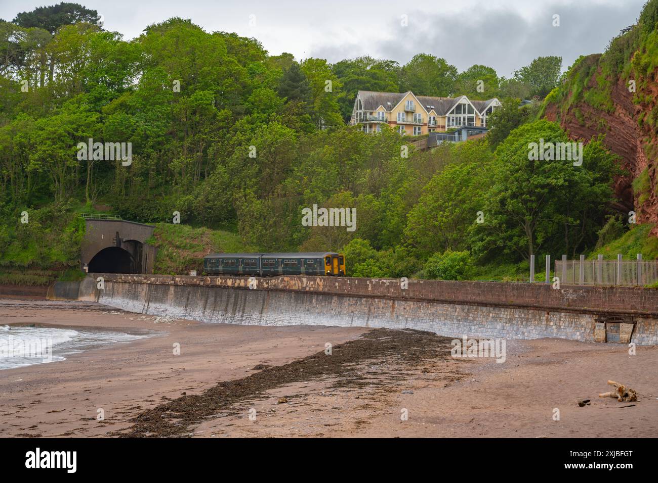 Treno sulla linea ferroviaria tra Dawlish e Teignmouth Devon Foto Stock