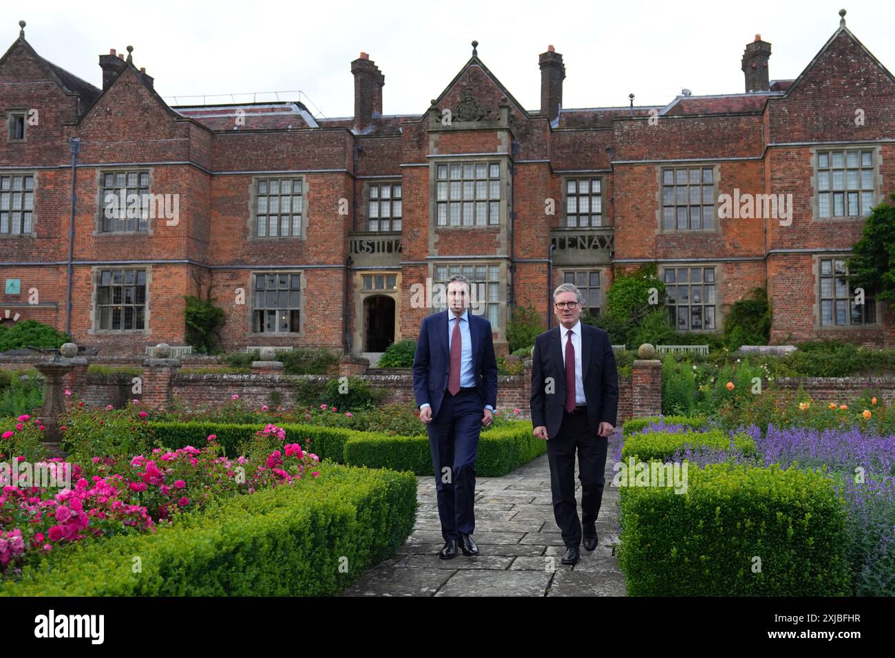 Il primo ministro Sir Keir Starmer (a destra) con il Taoiseach Simon Harris durante la sua visita a Chequers, la casa di campagna del primo ministro in carica del Regno Unito, vicino ad Aylesbury, nel Buckinghamshire. Data foto: Mercoledì 17 luglio 2024. Foto Stock