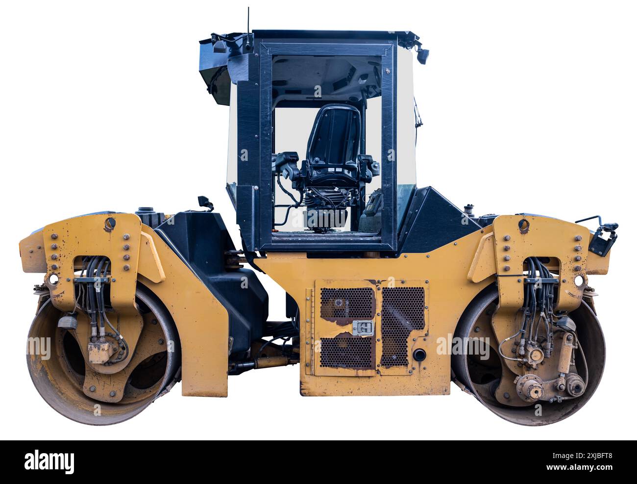 Un'asfaltatrice stradale isolata e grungy (o Road-Roller) su sfondo bianco Foto Stock