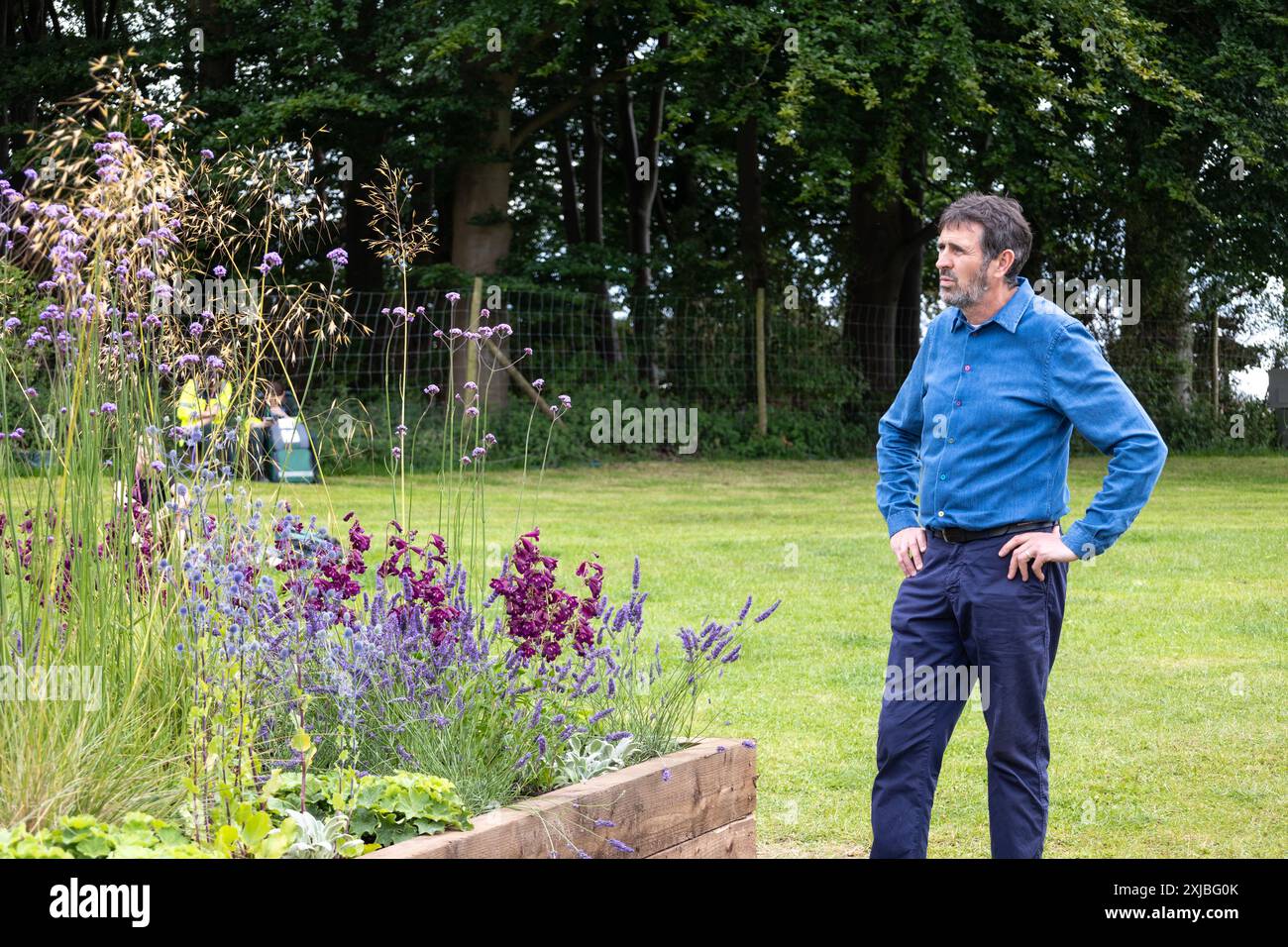 Adam Frost è stato girato al RHS Tatton Park Flower Show a Knutsford, Cheshire, Regno Unito il 17 luglio 2024 per il programma televisivo Gardeners World Presenting t Foto Stock