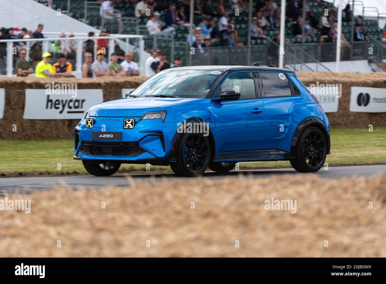 2024 Alpine A290 che guida la pista per arrampicate in salita all'evento Motorsport Goodwood Festival of Speed 2024, West Sussex, Regno Unito. Variante Renault 5 e-Tech Foto Stock