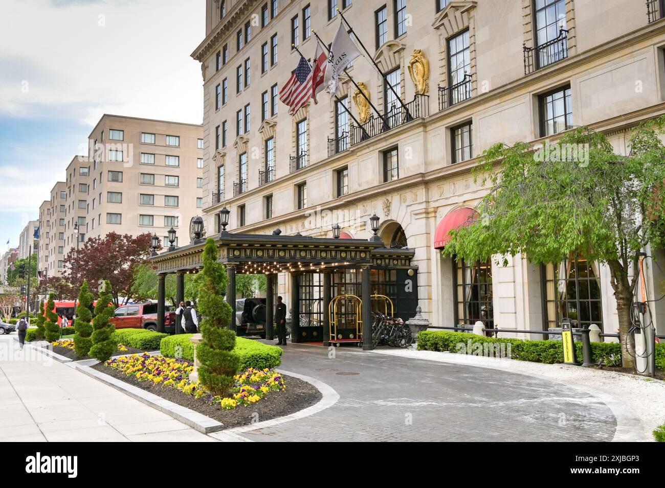 Washington DC, USA - 1 maggio 2024: Vista esterna dell'entrata del lussuoso hotel St Regis a Washington DC. Foto Stock