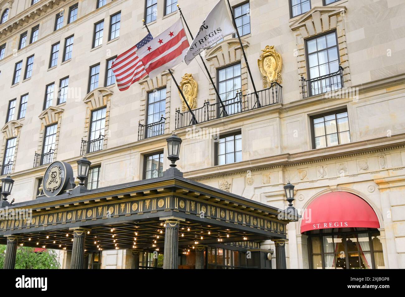 Washington DC, USA - 1 maggio 2024: Vista esterna dell'entrata del lussuoso hotel St Regis a Washington DC. Foto Stock