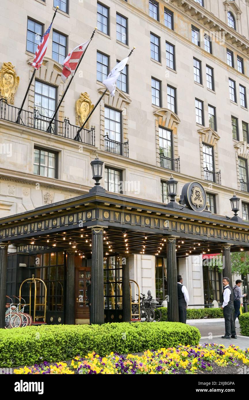 Washington DC, USA - 1 maggio 2024: Vista esterna dell'entrata del lussuoso hotel St Regis a Washington DC. Foto Stock