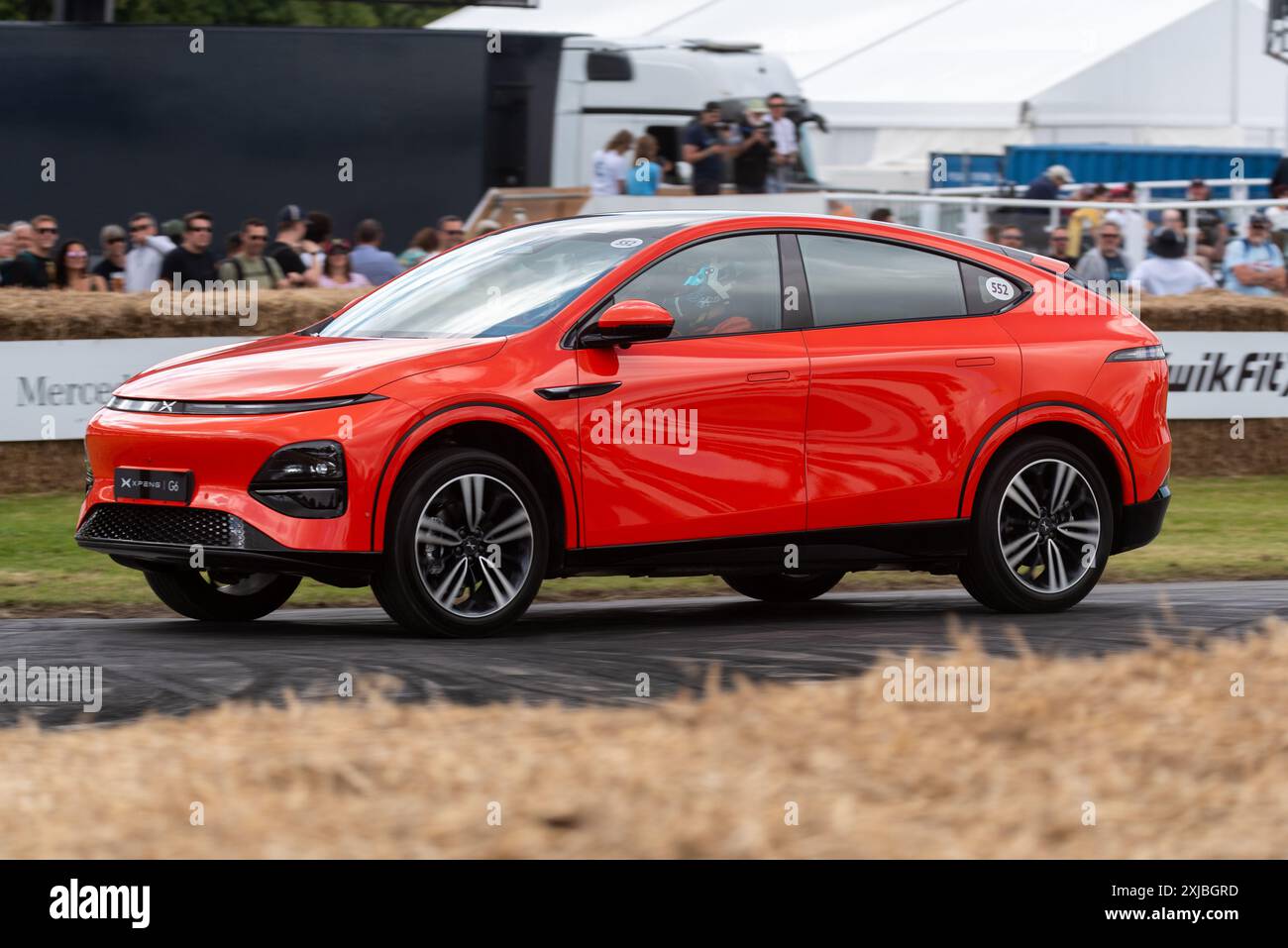 2024 SUV elettrico Xpeng G6 che sale sulla pista di salita all'evento Motorsport Goodwood Festival of Speed 2024, West Sussex, Regno Unito Foto Stock